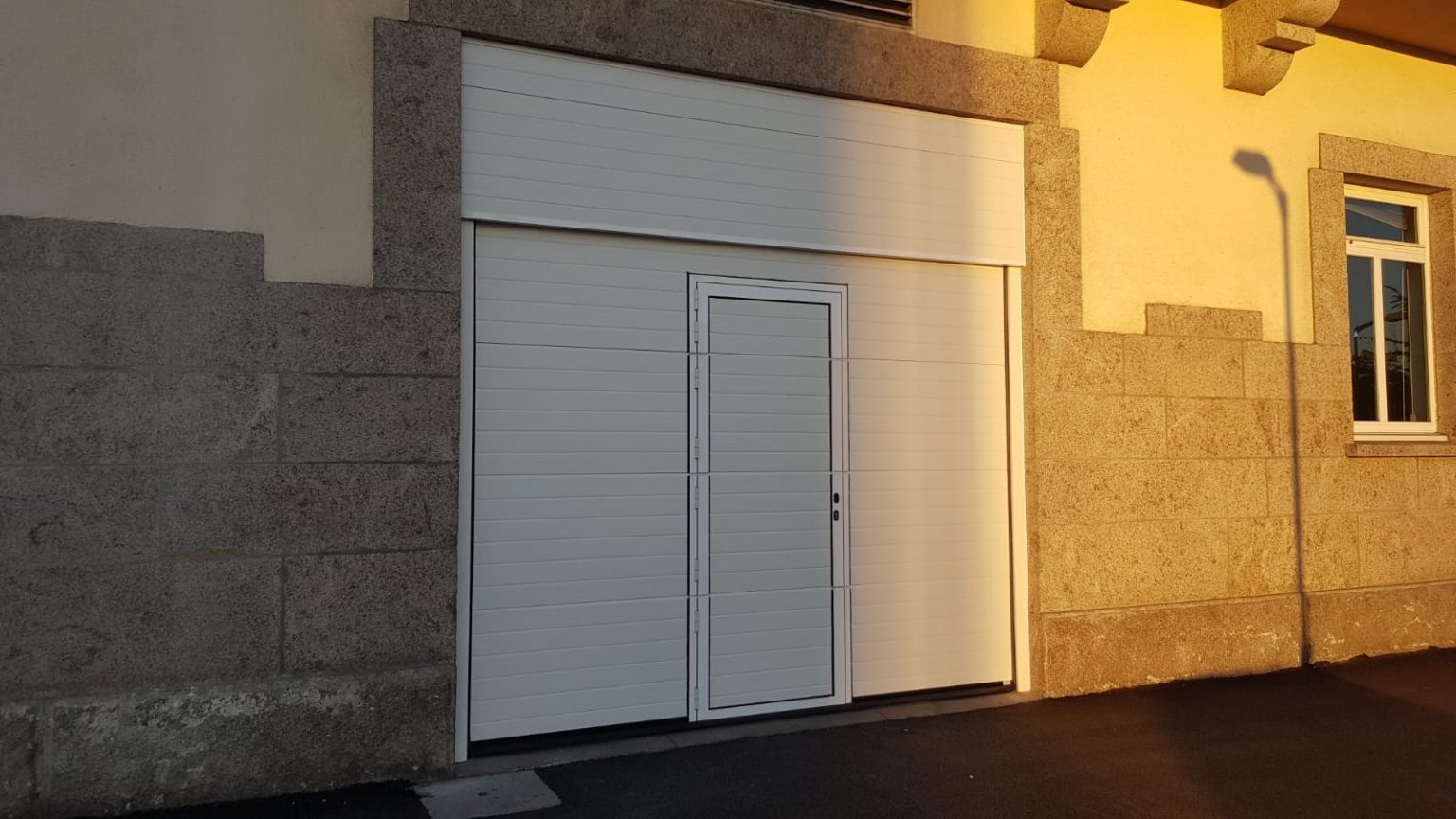 FABRICACIÓN E INSTALACIÓN DE DOS PUERTAS SECCIONALES DE GARAJE - Portagal