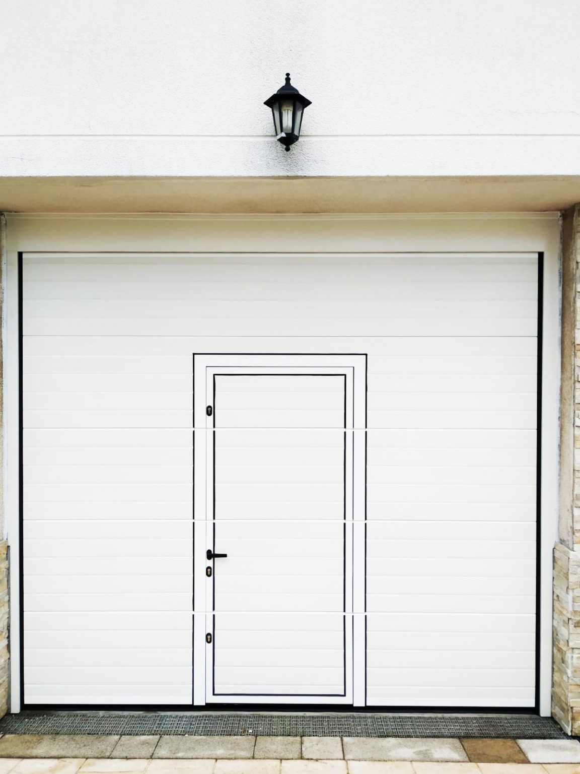 PUERTA SECCIONAL DE GARAJE CON PUERTA PEATONAL INSERTADA - Portagal