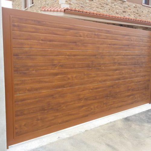 puerta-automatica-corredera-panel-sandwich-imitacion-madera-clara