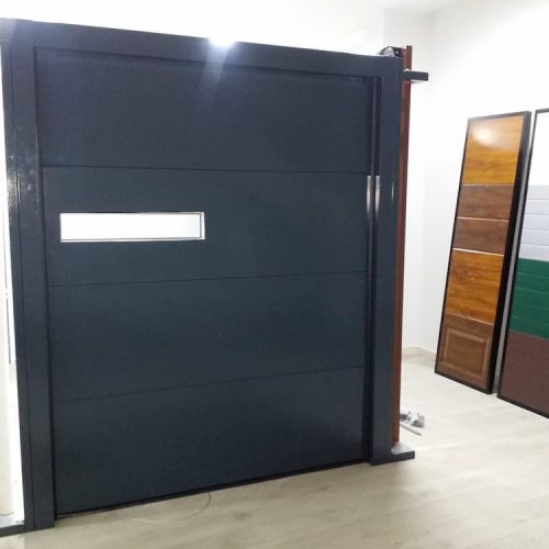 puerta-automatica-seccional-panel-superliso-negro-con-ventana