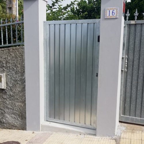 puerta-peatonal-acero-galvanizado-gris