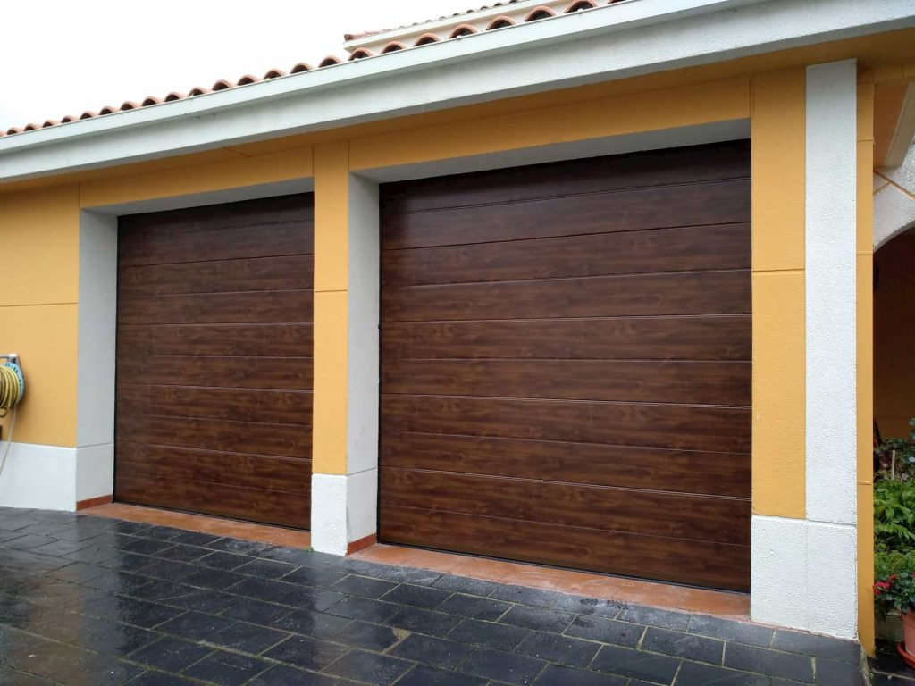 Para escoger la puerta de garaje idónea de tu chalet hay que tener varios elementos en cuenta, como su estética o dimensiones