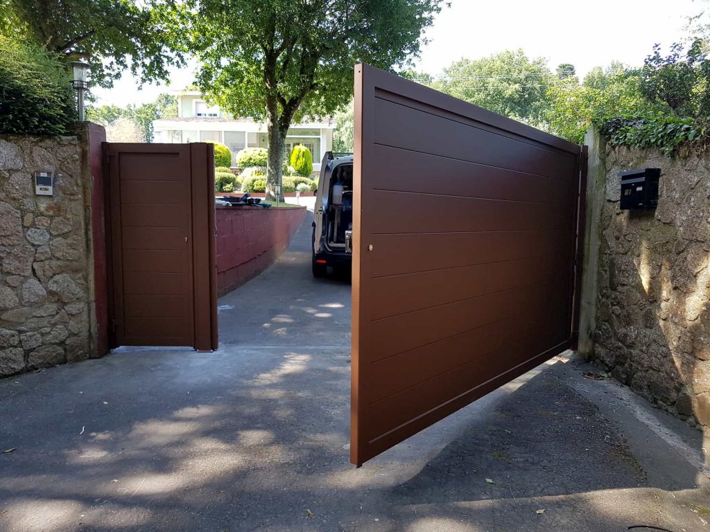 Puerta automática no cierra del todo, ¿Qué hacer?