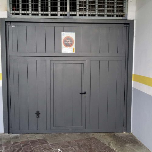 Una puerta de garaje con acceso peatonal se puede instalar en viviendas, negocios, comunidades de vecinos…