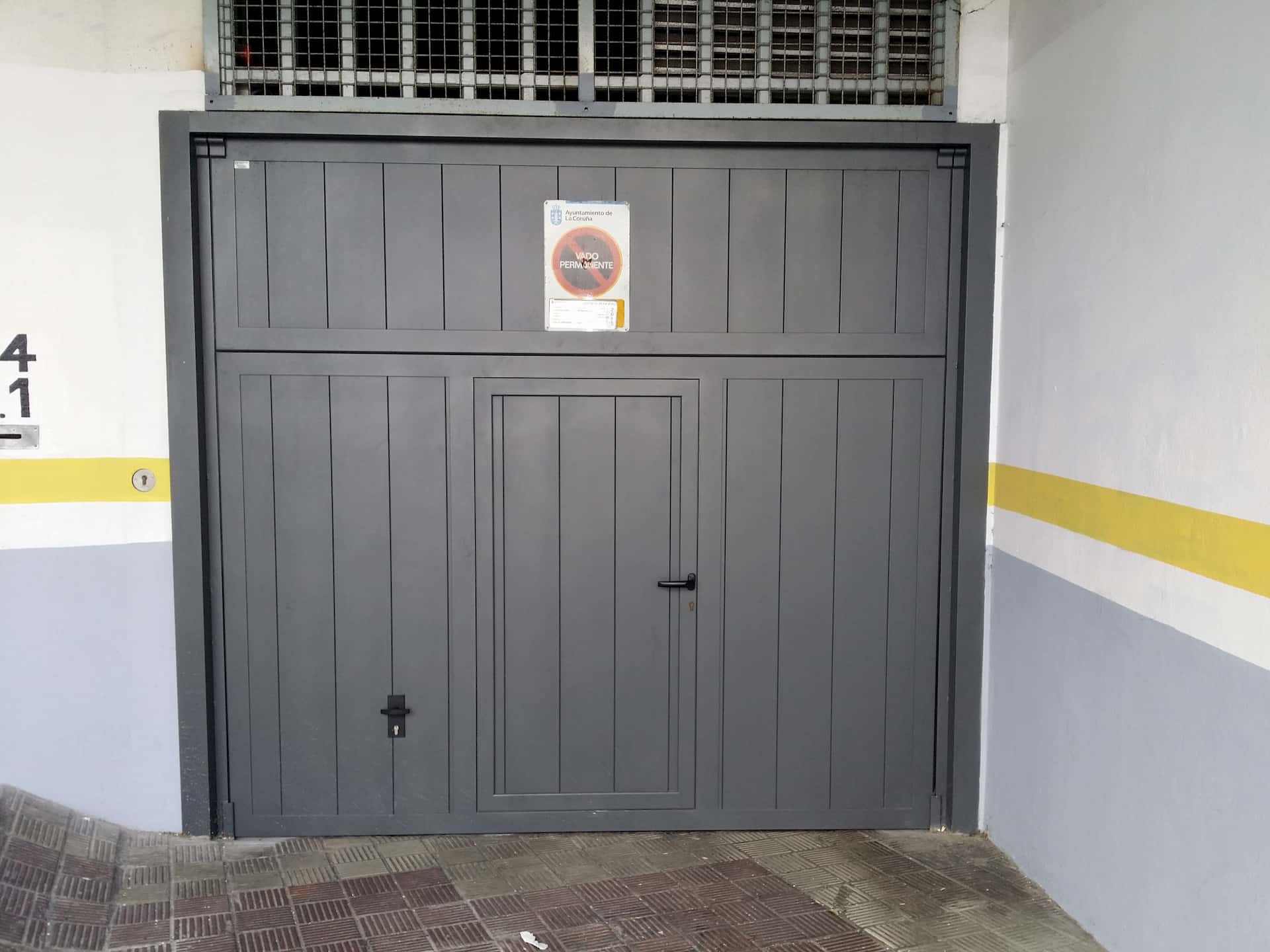 Una puerta de garaje con acceso peatonal se puede instalar en viviendas, negocios, comunidades de vecinos…