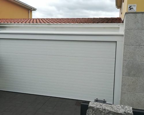 Puerta garaje retranqueada Puerta garaje retranqueada