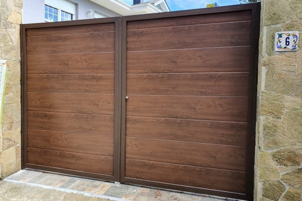 puerta-abatible-panel-sandwich-imitacion-madera-oscura puerta-abatible-panel-sandwich-imitacion-madera-oscura