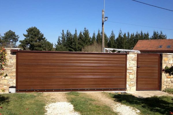puerta-corredera-panel-sandwich-imitacion-madera-oscura puerta-corredera-panel-sandwich-imitacion-madera-oscura