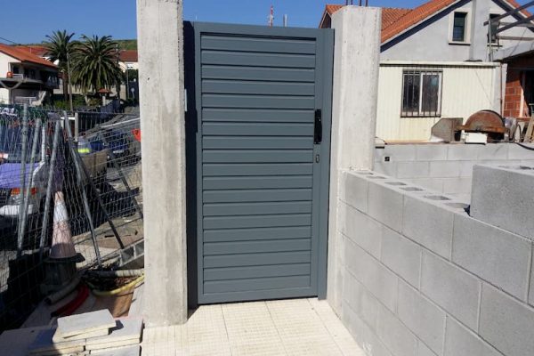 puerta-peatonal-acero-galvanizado-negro puerta-peatonal-acero-galvanizado-negro